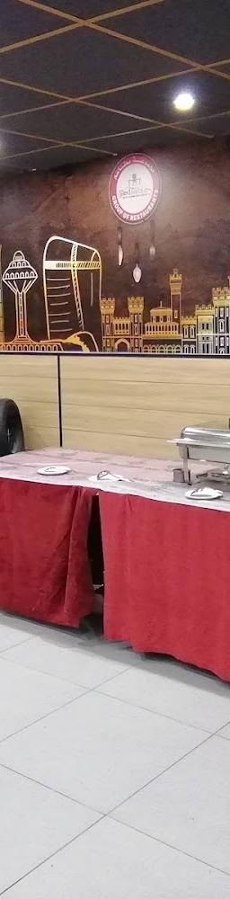 رِد بوت مطعم عائلي متعدد المأكولات